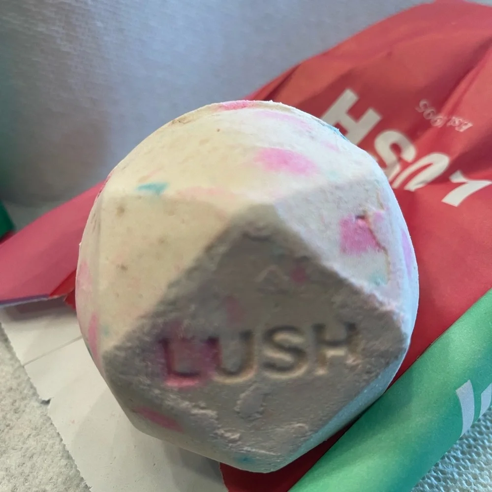 BRAND NEW LUSH BUBBLE BARS ~NWOT 🛁